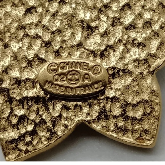 CHANEL Black and Gold Camilla Brooch/Pin - Picture 8 of 8